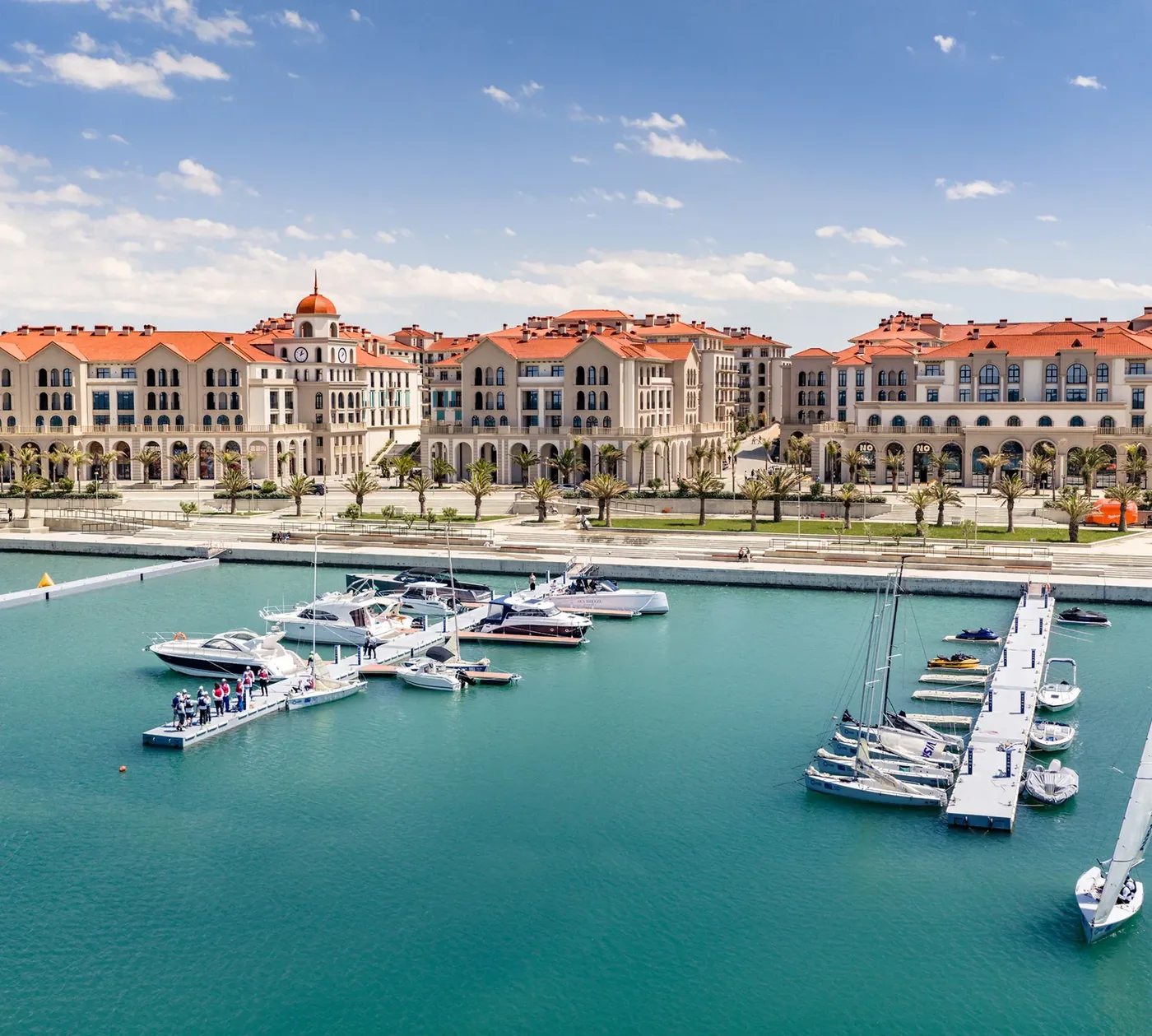 Яхты и катера у причалов Marina Village
