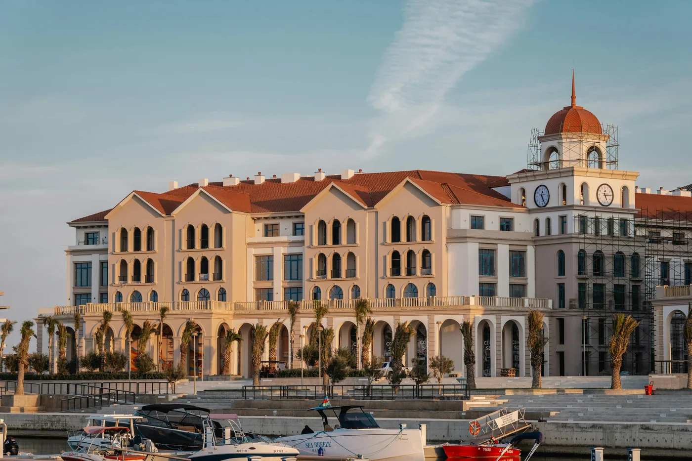 Marina Village körpüləri üzərində günbəzli korpus