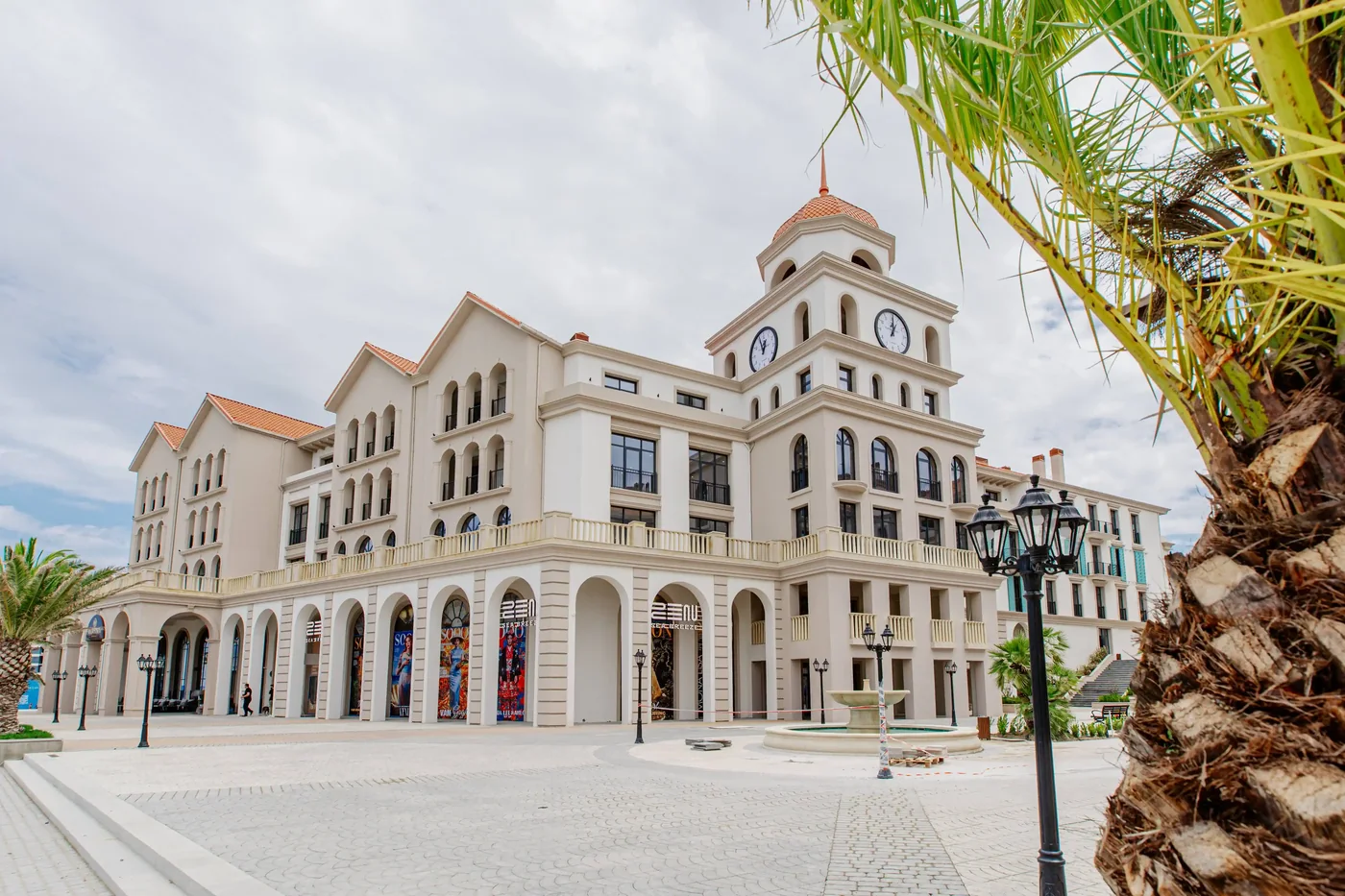 Площадь Marina Village с башней и пальмой