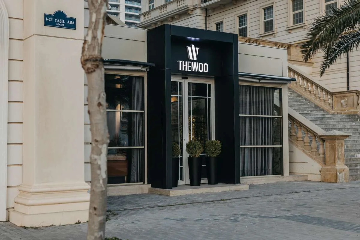 Вход в The Woo с улицы. Официальный кадр сети, White City